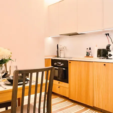 Apartment Modern Boho Charm In Kallio, Walk To Center